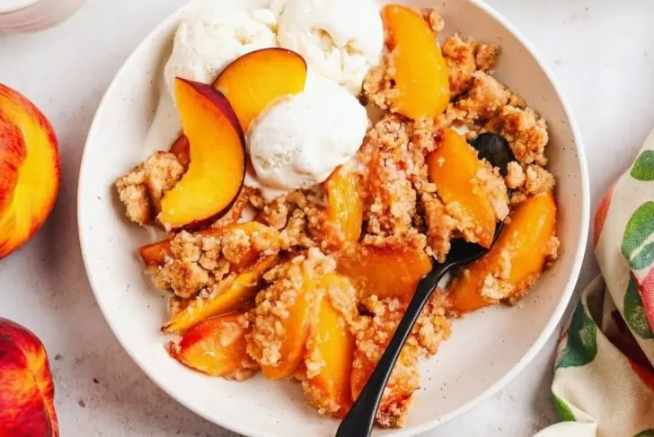 Simple and delicious peach crumble recipe.