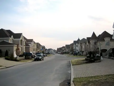 Thinking of Moving to the Suburbs? There Are 3 Key Things to Consider