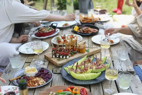 How to Host Meals for Guests with Eating Disorders? A Step-by-Step Guide