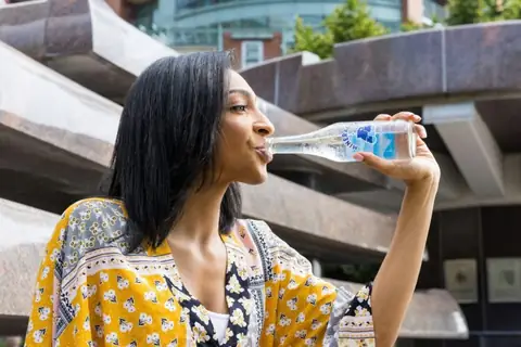 The Pros & Cons of Seltzer Water